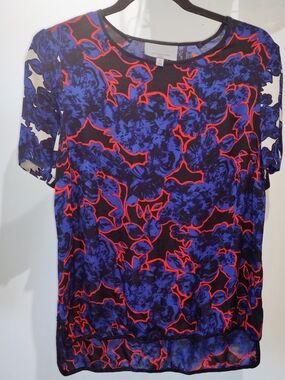 Classiques Entier Silk Blue Floral Short-Sleeve Tee with Red Outline